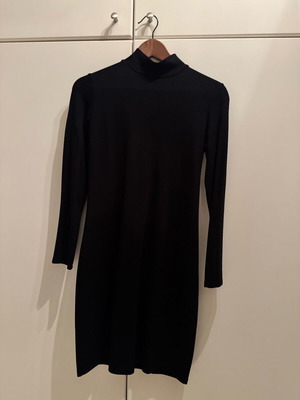 Dress black like new with very good fit size M