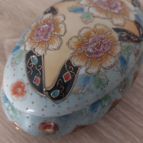 Royal Satsuma ceramic box hand painted, like new, collectible