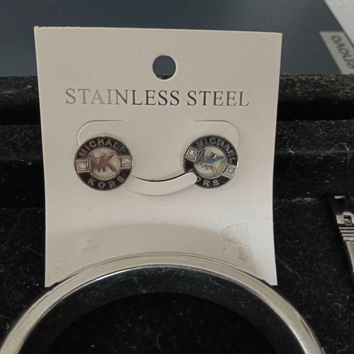 Set of 10 accessories: bracelets, rings, earrings