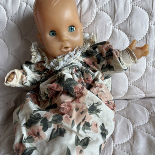 Two vintage collectible dolls