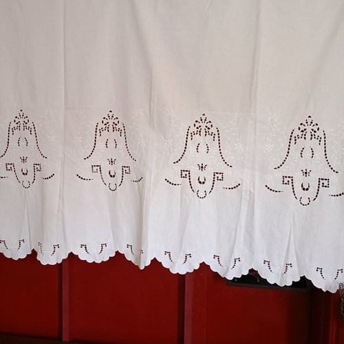 Cut white curtain used with scalloped edge 1.45x1.20