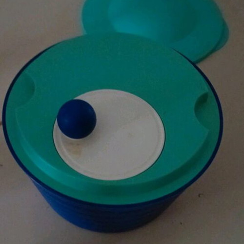 Large container with strainer, lid and stirrer like new