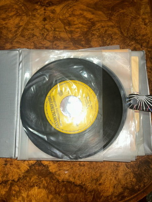 Vinyl records used with case, set of 7 pieces