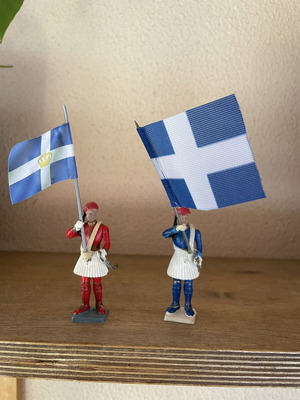 Στρατιωτάκια Αθηνα εύζωνες σημαιοφόροι σαν καινούργιο