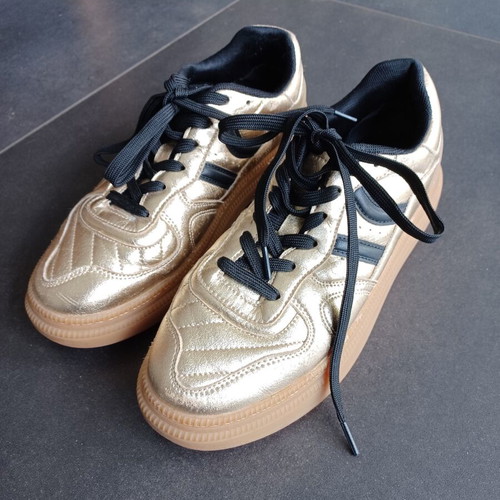 Kurt Geiger metallic gold sneakers with black laces size 39 like new