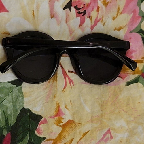 Sunglasses with purple mirror lenses