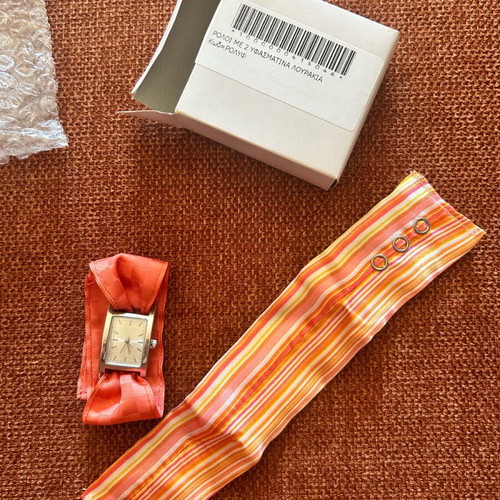 Women's wristwatch new with 2 fabric salmon straps