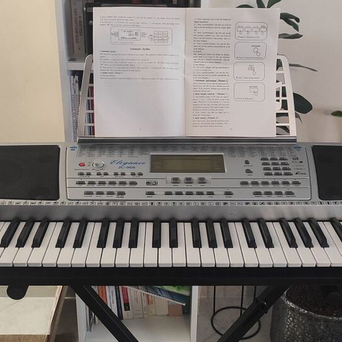 Elegance JC-978 Keyboard like new with Audio Master KS001 stand