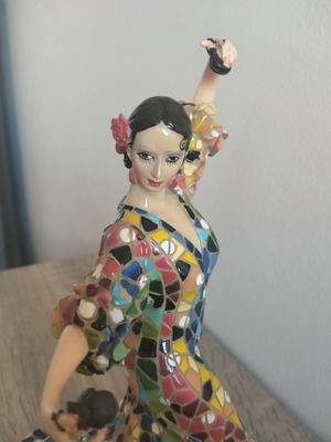 Flamenco dancer figurine hand-painted, like new, Barcino style