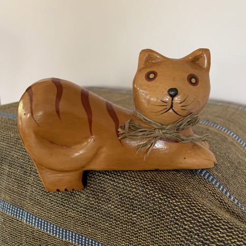 Decorative wooden cat figurine like new, corner sitting design