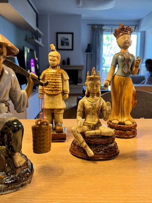 Ceramic Asian figurines like new
