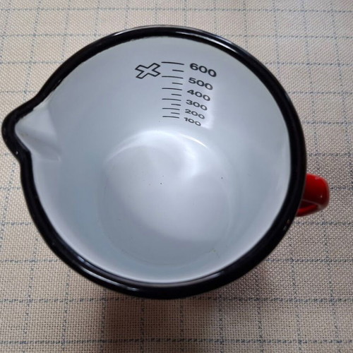 Vintage enamel measuring cup used, 600ml mastrapas