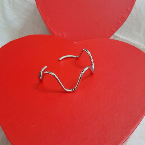 Women's Steel Zig-Zag Bracelet like new, silver color