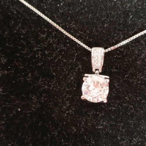 Silver solitaire necklace new, elegant with sparkling crystal