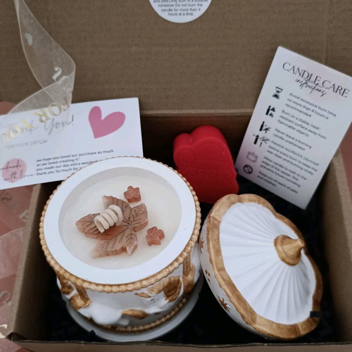 Handmade Premium Porcelain Carousel Candle 100gr with Festive Glitter and Wax Melt Santa Melomakarono