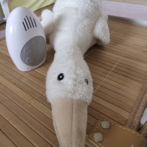 Baby sleep device like new with cry sensor and white noise sounds
