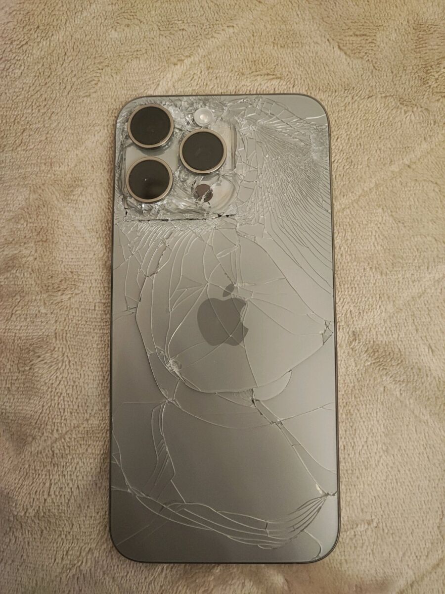 iPhone 15 Pro Max 256 GB broken, used - € 250,00 - Vendora.cy
