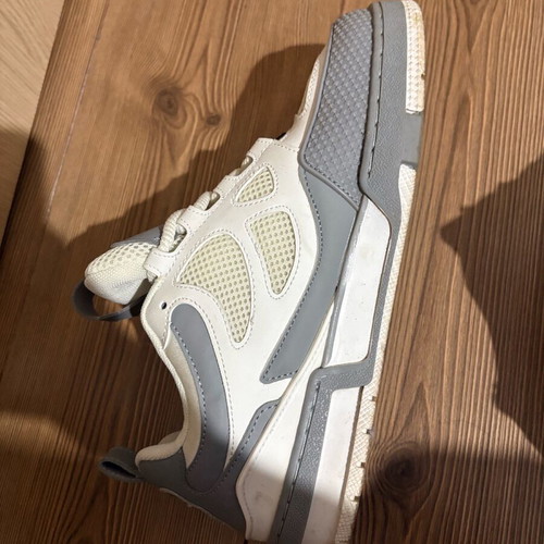 Louis Vuitton Skates Grey shoes like new, size 44