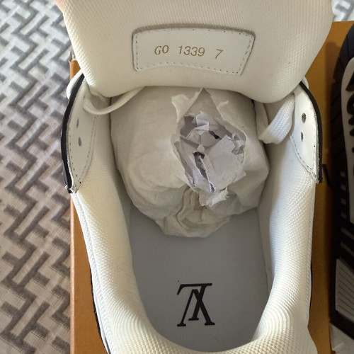 Louis Vuitton sneakers size 41 like new black and white