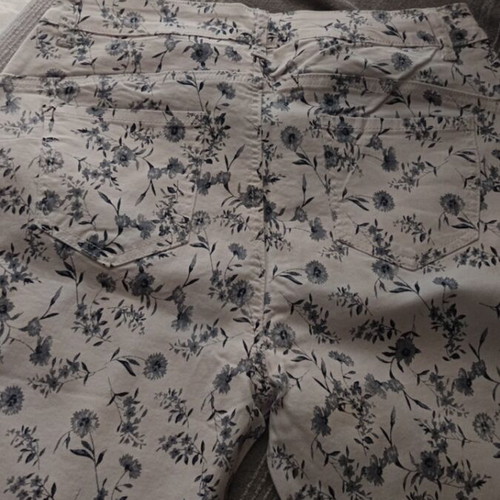Elastic gabardine pants Medium like new with blue flowers