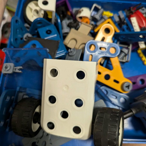 Learning and Assembly Suitcase used with parts
