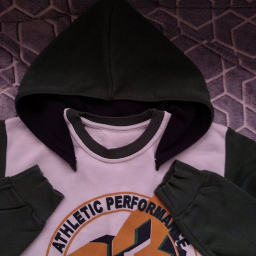 Quilted sweatshirt with detachable hood like new, small size, teens, white and green