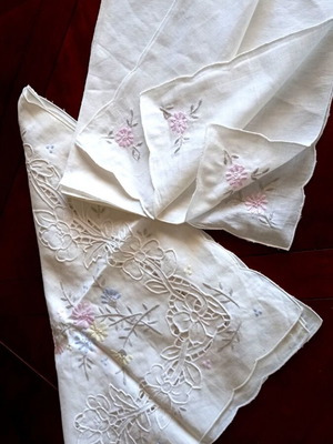 Vintage tablecloth set 85x85 cm with 4 embroidered napkins