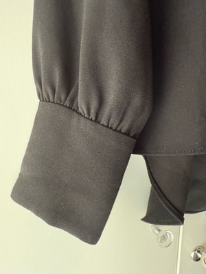 Zara blouse with opening like new, size M, black