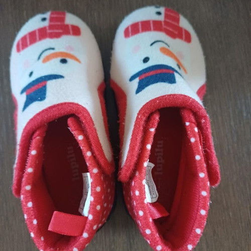 Winter indoor slippers size 25 like new, nonslip, white and red