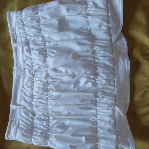 White mini skirt with ruffles, like new