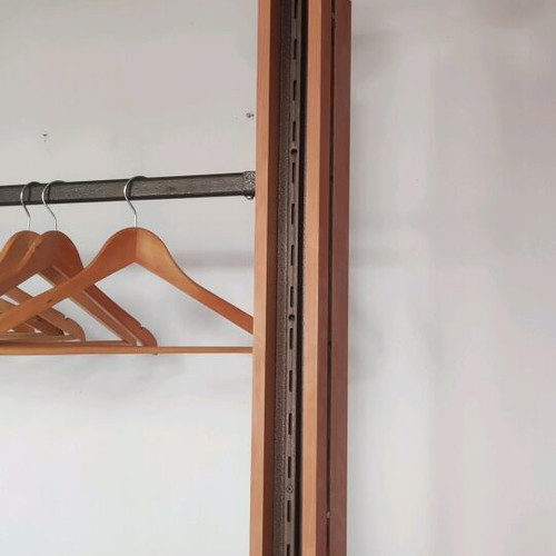 Large clothing hanging system in excellent condition, 16 columns