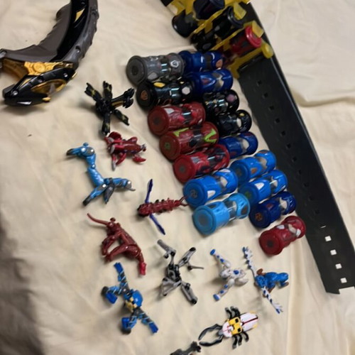 Monsuno collectible set used, 11 figures, 22 cores, belt & launcher