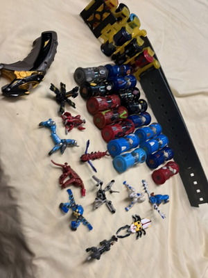 Monsuno collectible set used, 11 figures, 22 cores, belt & launcher