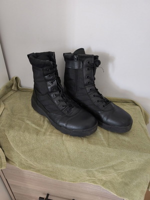 Military boots like new, lightweight with side zipper