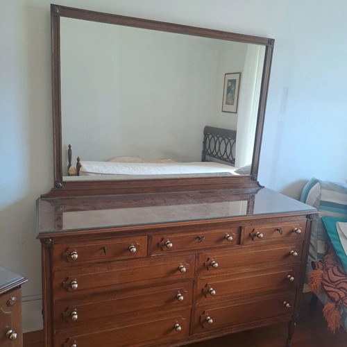 Bedroom furniture set like new with dresser and 2 nightstands