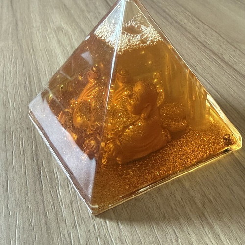 Πυραμίδα Feng Shui με Laughing Buddha