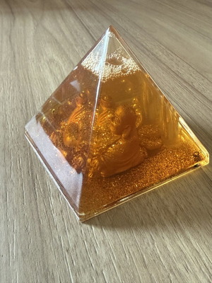 Πυραμίδα Feng Shui με Laughing Buddha