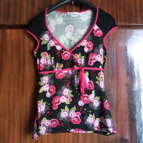 Floral blouse geisha style like new with deep neckline