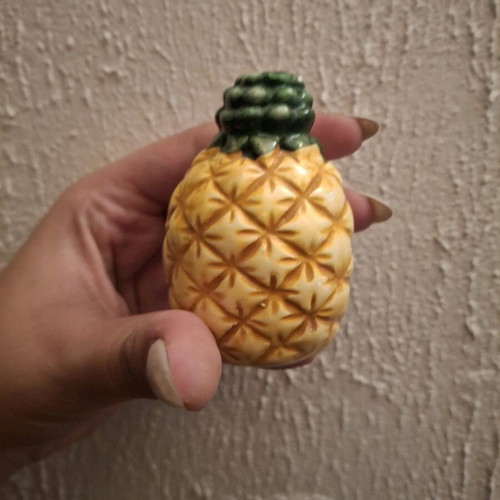 Pineapple-shaped salt and pepper shaker used, collectible piece