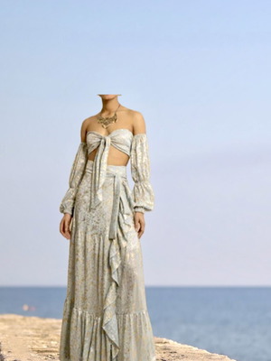 Mya cielle set with gold details like new
