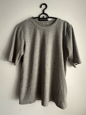 Grey ribbed blouse with short sleeves used, one size
