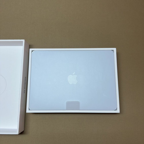 Apple MacBook Air 13" M5 16GB 1TB SSD brand new