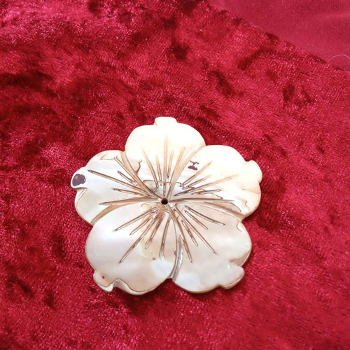 Carved coffee-yellow mother-of-pearl element with hole hibiscus shape