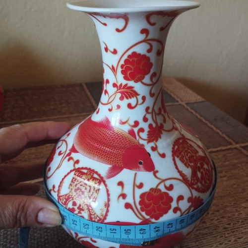 Chinese porcelain vase like new, medium size, high quality