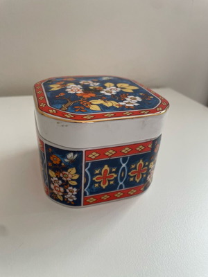 Πορσελάνινο κουτί μεταχειρισμένο σε πολύ καλή κατάσταση