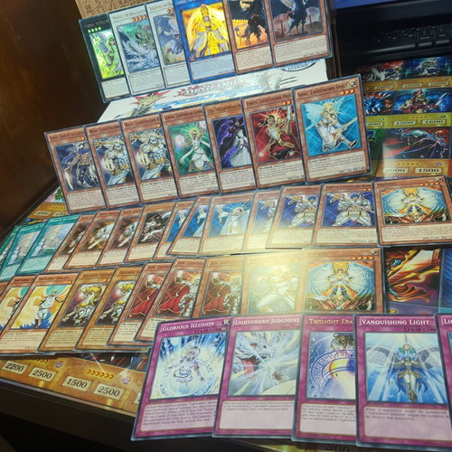 Yu-Gi-Oh! Lightsworn collection like new, card pack