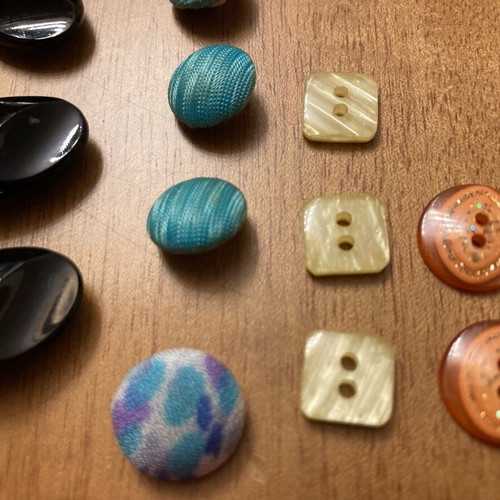 18 vintage buttons from 80s and 90s