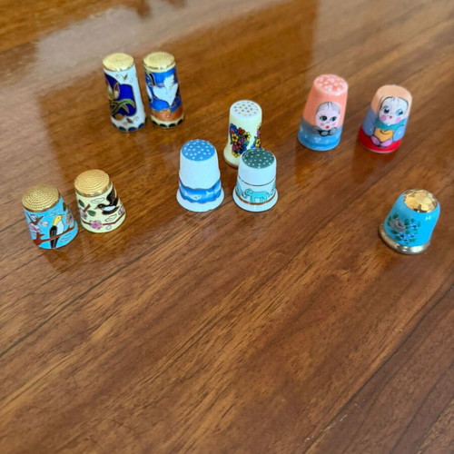 Collectible thimbles like new, set of 10 porcelain