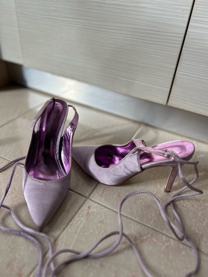 Satin lace-up lilac pumps like new, size 38