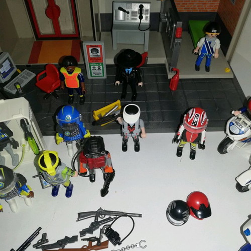 Playmobil Police station with 3 motorcycles, car, spaceship and 15 figures like new
